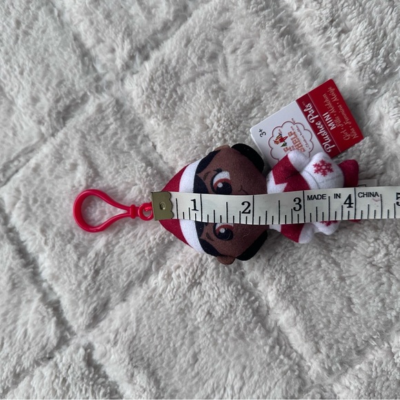 Elf on the Shelf | Mini Plushee Pals Black Girl Elf Keychain - Picture 3 of 3